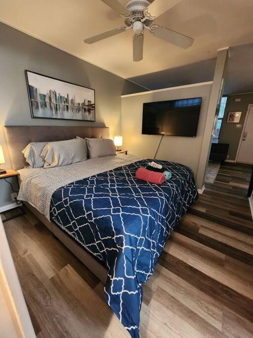 Blue Shark *W7* @ Montrose 1Br Private King Loft Daire Houston Dış mekan fotoğraf